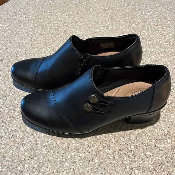 Women’s CLARKS Size 7.5 - Picture 1 of 5